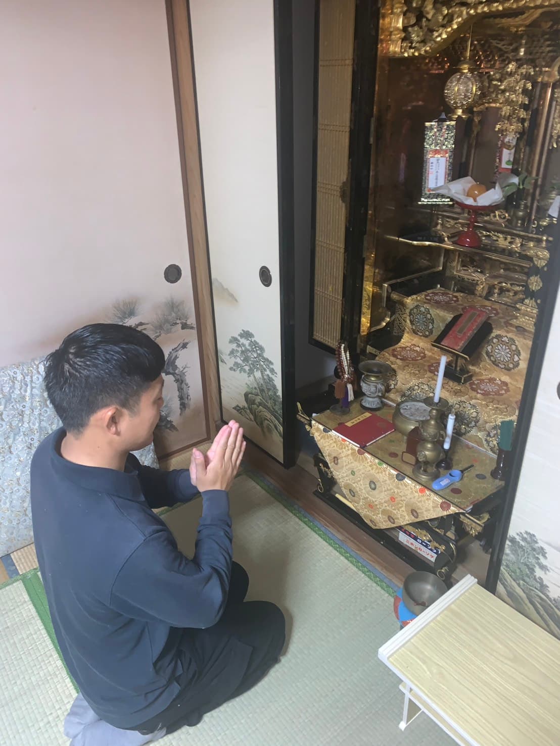 きれいに仕分けされ、段ボールに詰められた品々とアルバム
